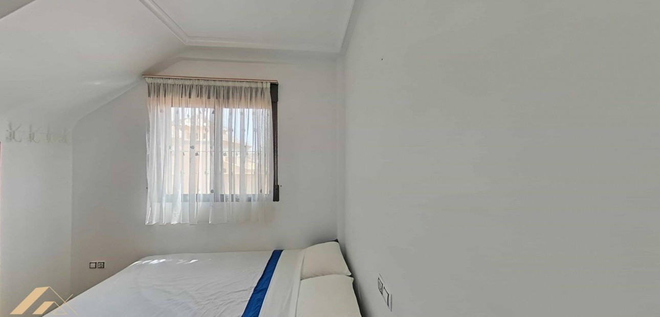 Sale - Terraced house -
Torrevieja - Estacion de autobuses