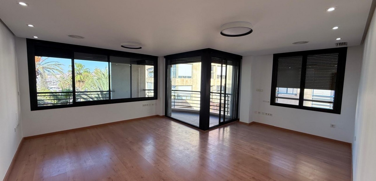 Sale - Apartment / flat -
Torrevieja - Puerto Deportivo