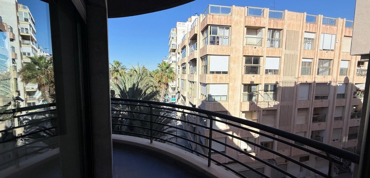 Sale - Apartment / flat -
Torrevieja - Puerto Deportivo