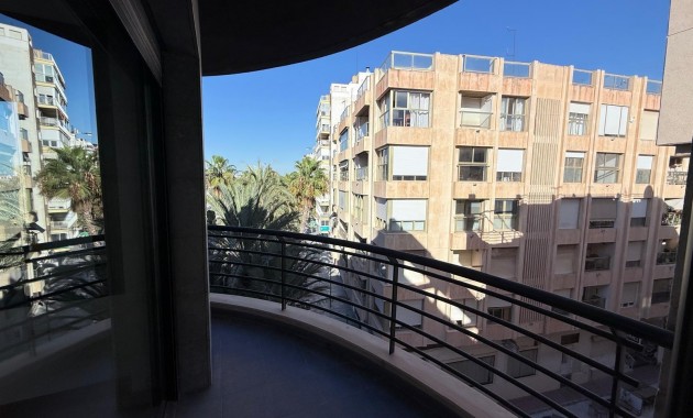 Sale - Apartment / flat -
Torrevieja - Puerto Deportivo