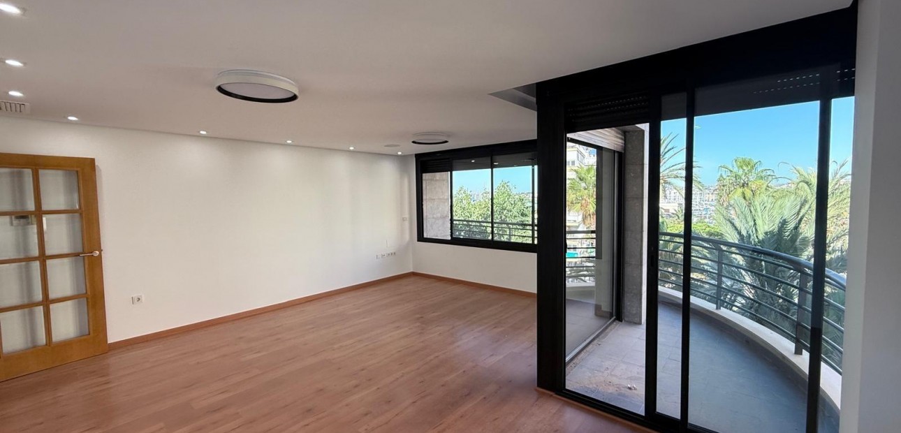 Sale - Apartment / flat -
Torrevieja - Puerto Deportivo