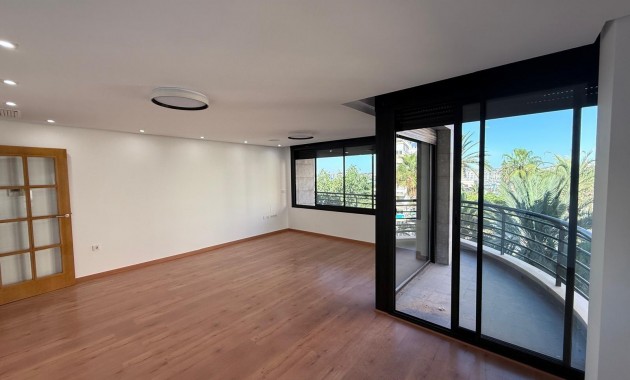 Sale - Apartment / flat -
Torrevieja - Puerto Deportivo