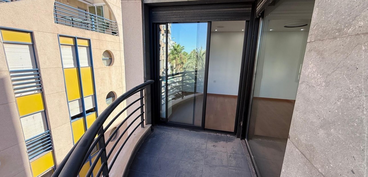 Sale - Apartment / flat -
Torrevieja - Puerto Deportivo
