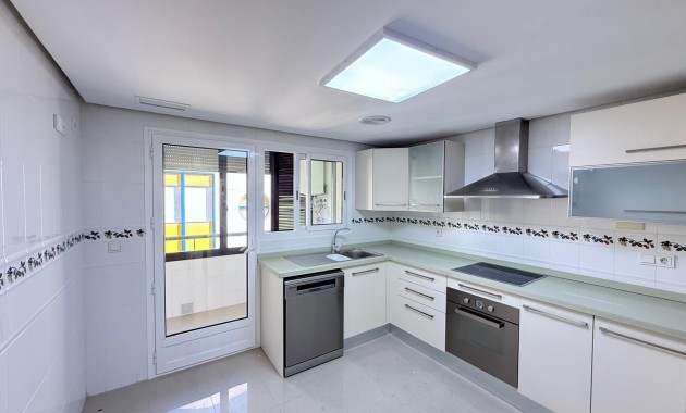 Sale - Apartment / flat -
Torrevieja - Puerto Deportivo