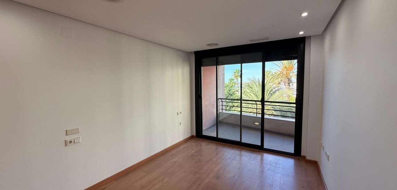 Sale - Apartment / flat -
Torrevieja - Puerto Deportivo