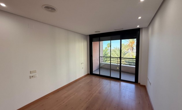 Sale - Apartment / flat -
Torrevieja - Puerto Deportivo