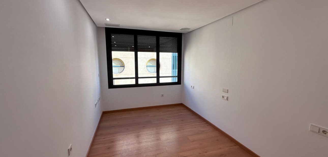 Sale - Apartment / flat -
Torrevieja - Puerto Deportivo