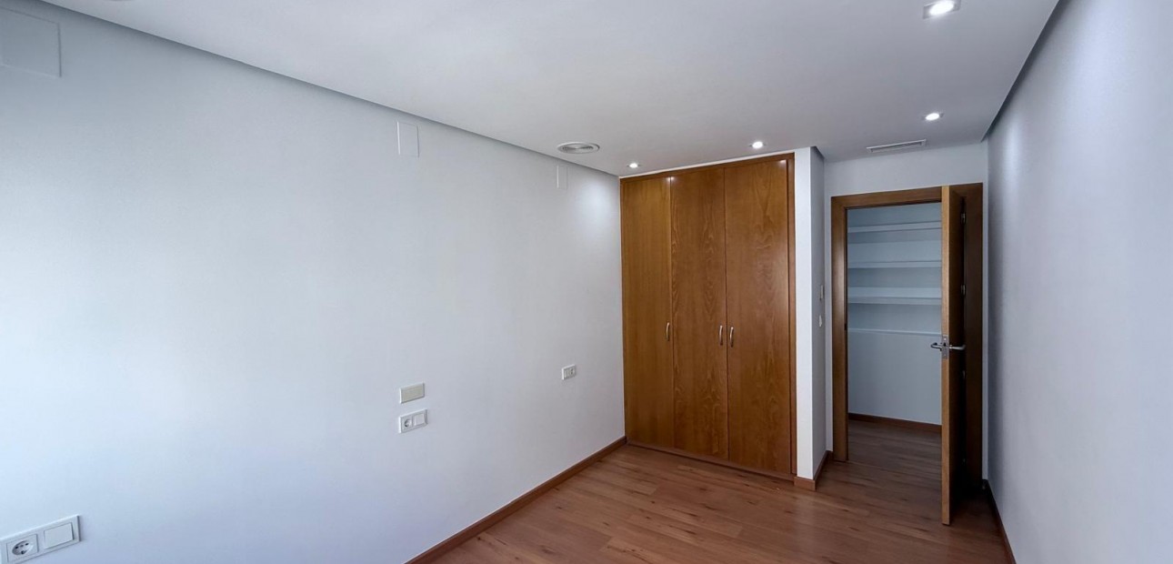 Sale - Apartment / flat -
Torrevieja - Puerto Deportivo