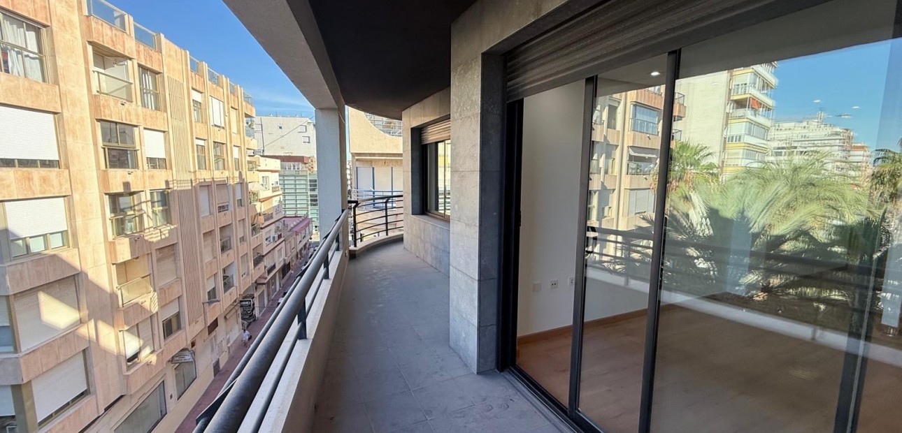 Sale - Apartment / flat -
Torrevieja - Puerto Deportivo