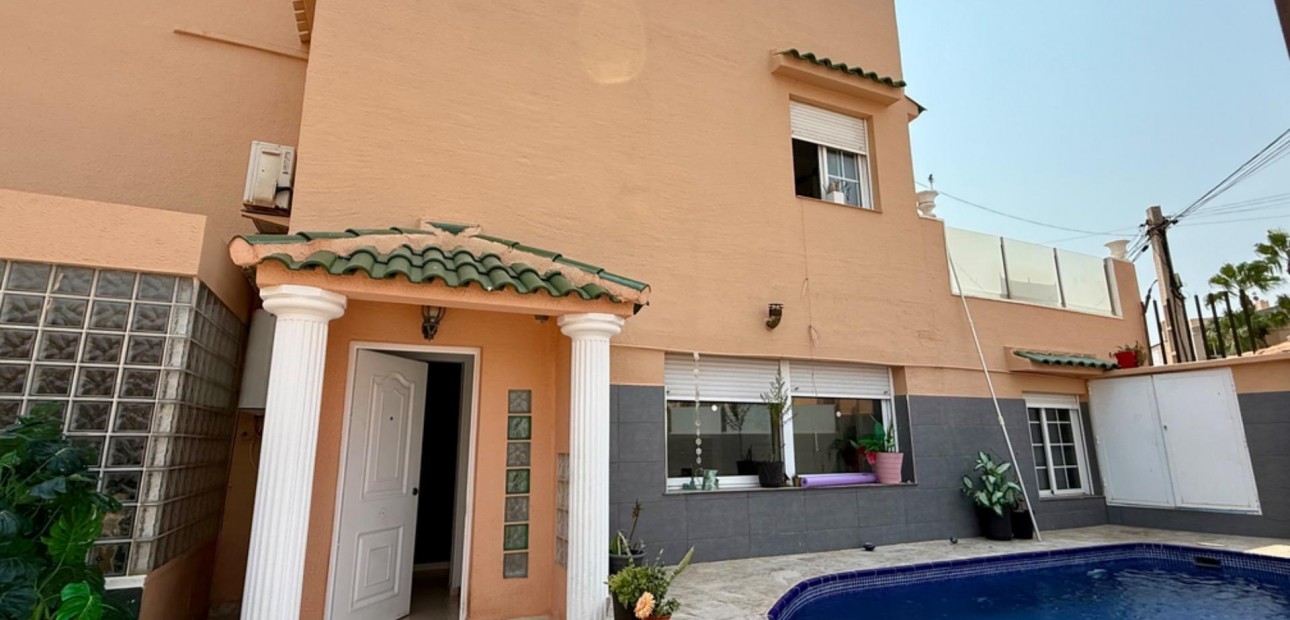 Sale - Villa -
Torrevieja - Playa del cura