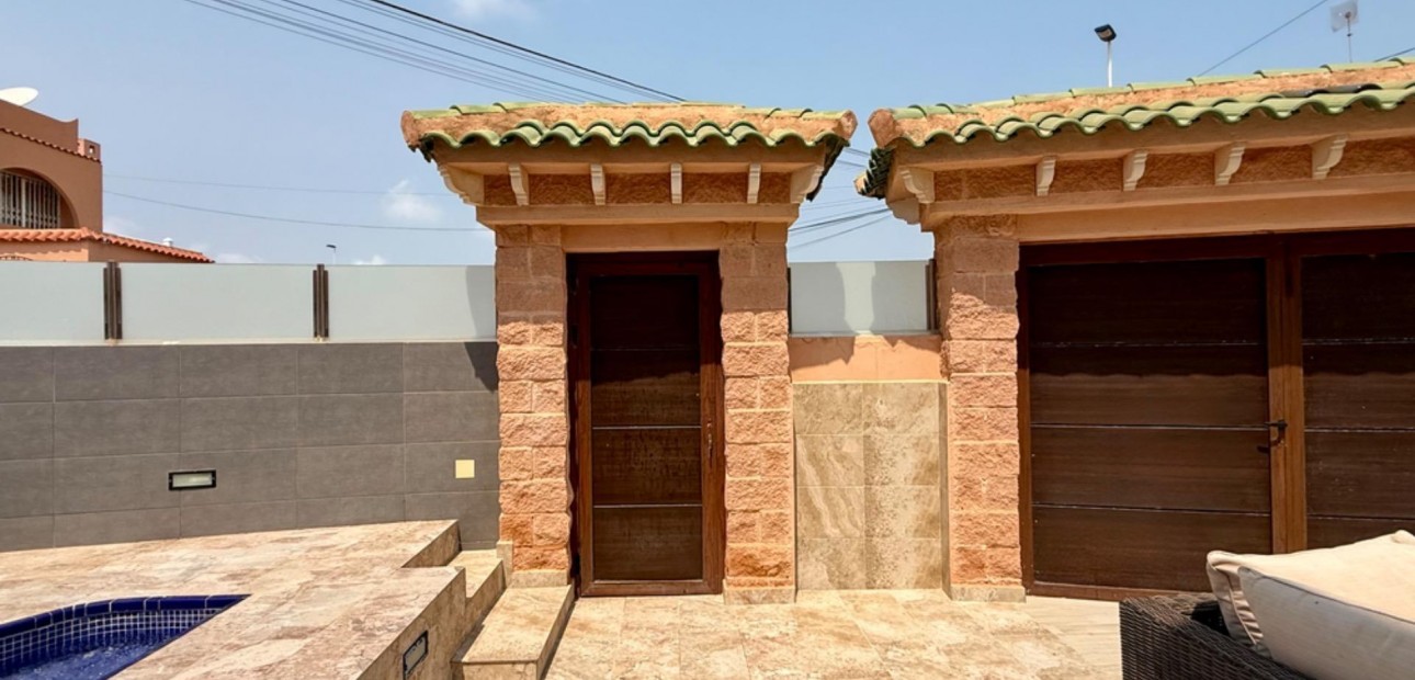 Sale - Villa -
Torrevieja - Playa del cura