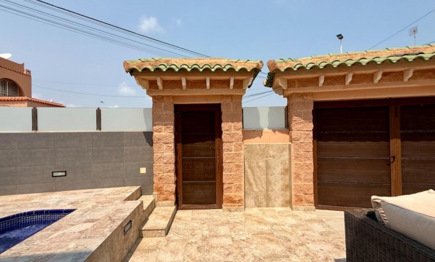 Sale - Villa -
Torrevieja - Playa del cura
