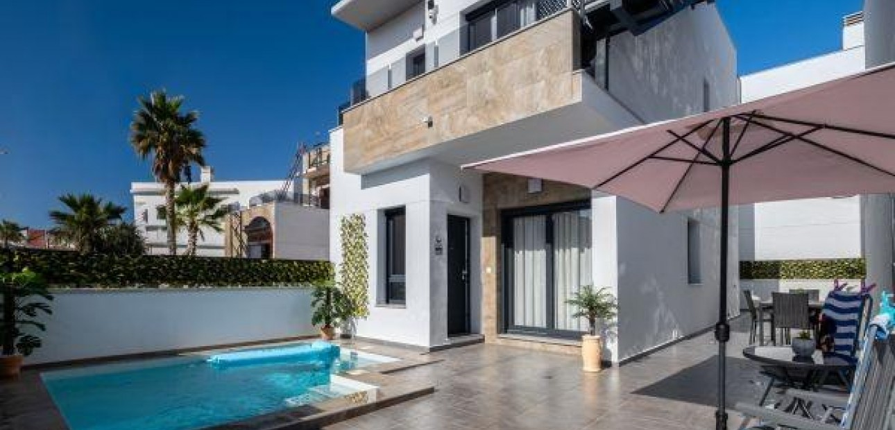 Sale - Villa -
Torrevieja - El limonar