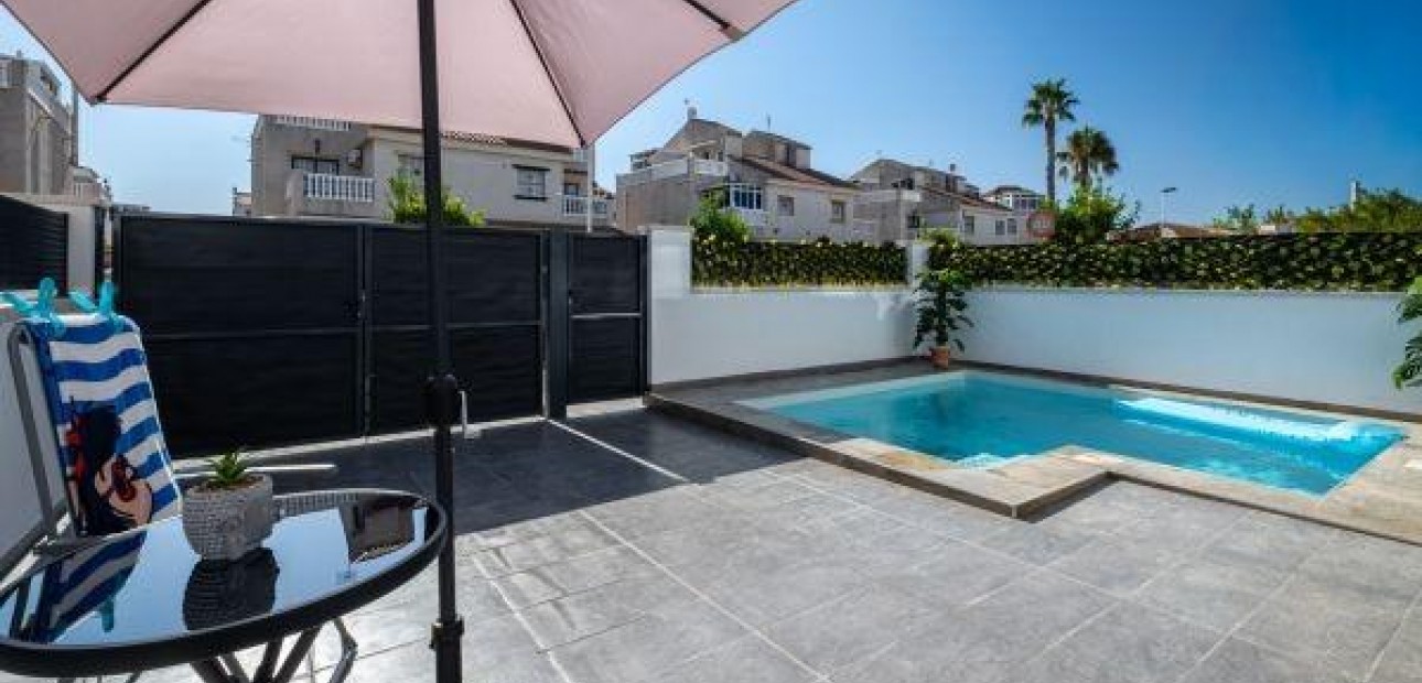 Sale - Villa -
Torrevieja - El limonar