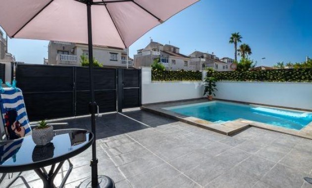 Sale - Villa -
Torrevieja - El limonar