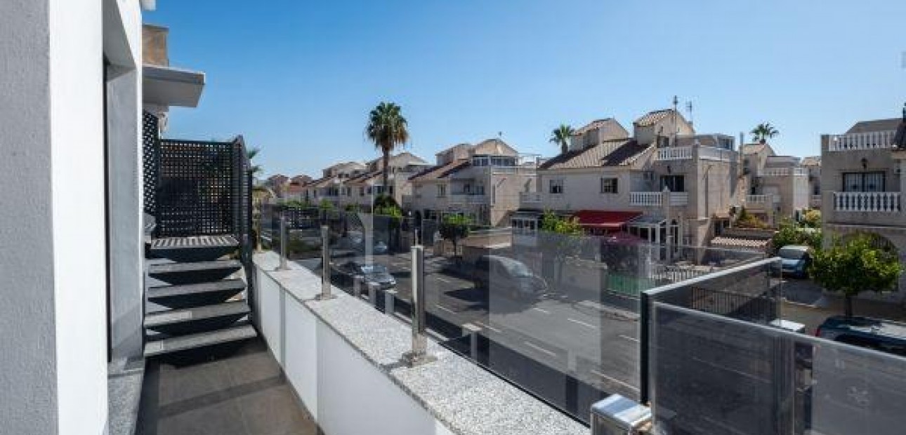 Sale - Villa -
Torrevieja - El limonar