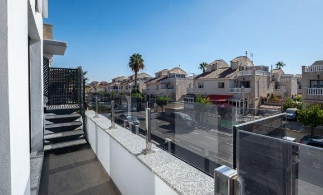 Sale - Villa -
Torrevieja - El limonar