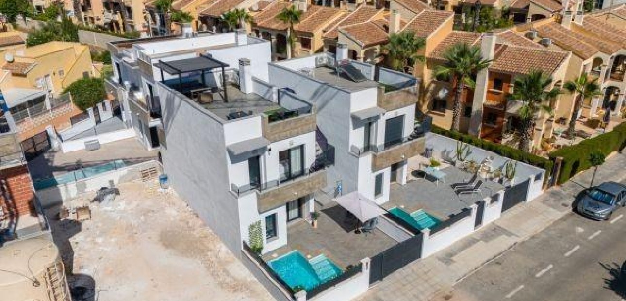 Sale - Villa -
Torrevieja - El limonar