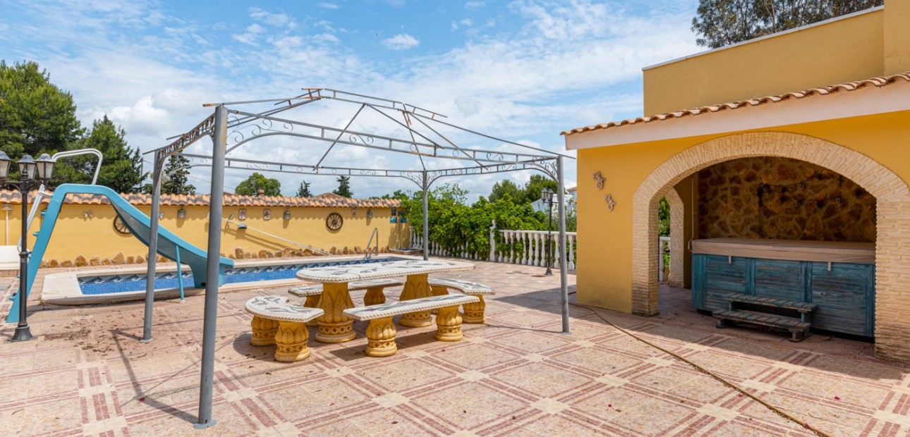 Herverkoop - Villa -
Jacarilla