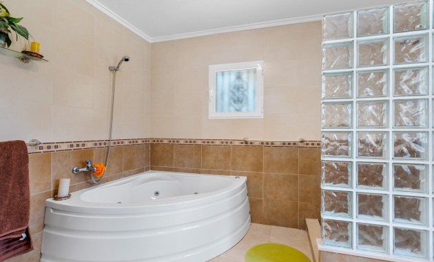 Herverkoop - Villa -
Jacarilla