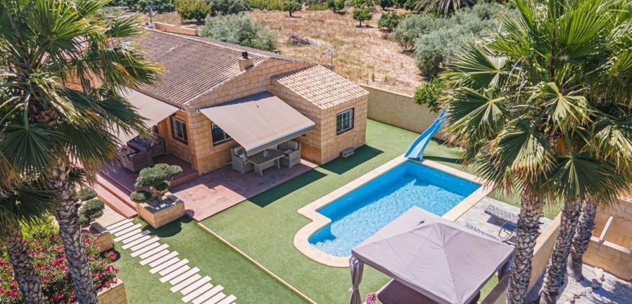 Herverkoop - Country House -
Albatera - Pueblo 11