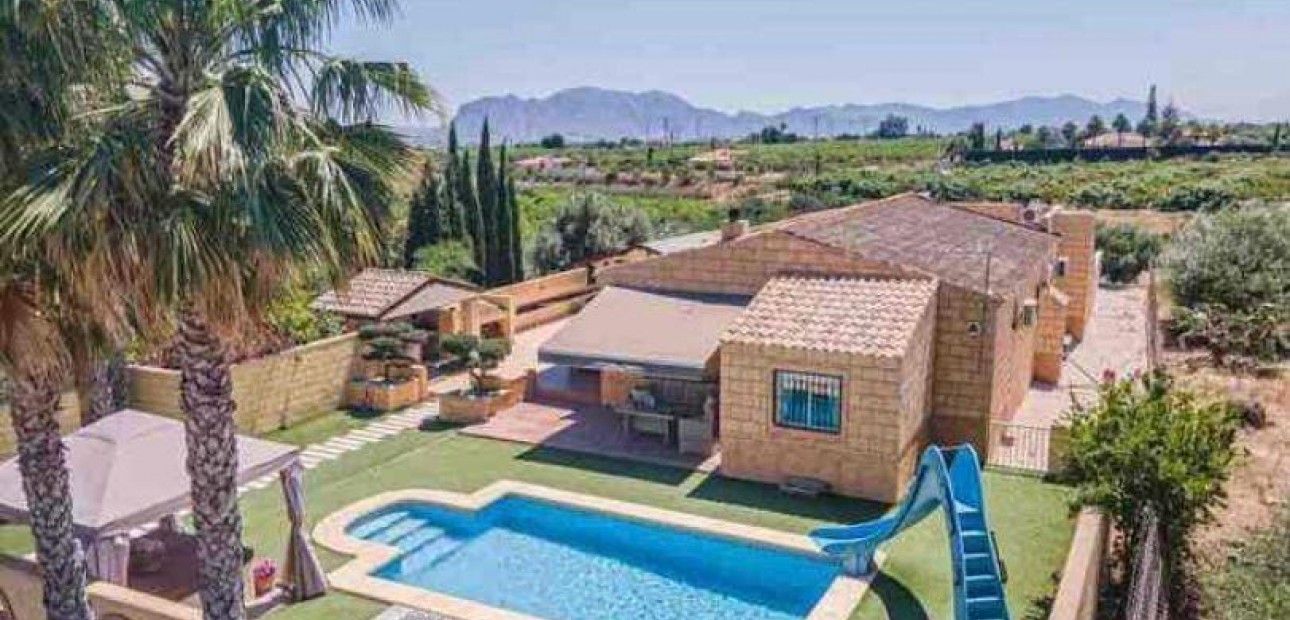 Herverkoop - Country House -
Albatera - Pueblo 11