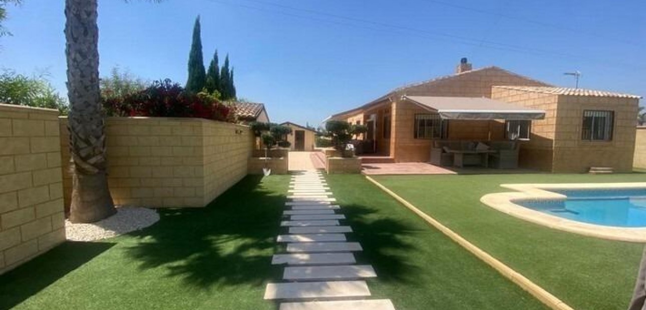 Herverkoop - Country House -
Albatera - Pueblo 11