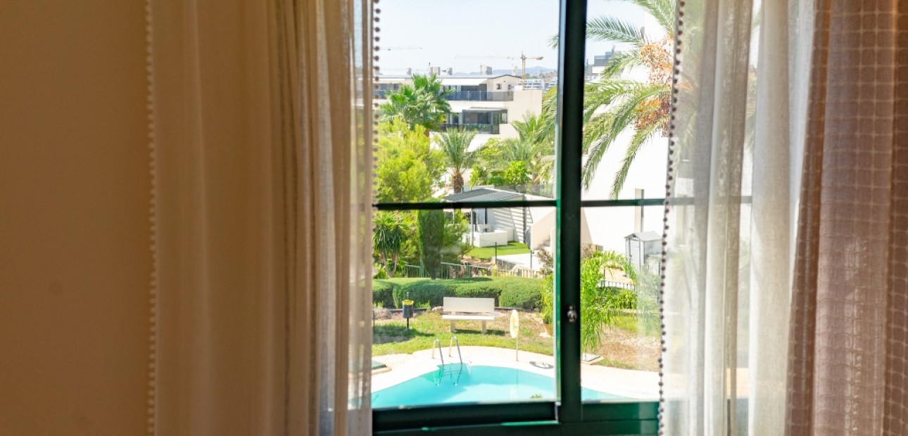 Herverkoop - Adosado -
Finestrat