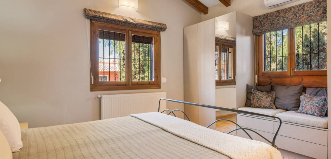 Herverkoop - Finca / Country Property -
Catral