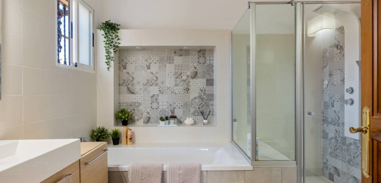 Herverkoop - Finca / Country Property -
Catral