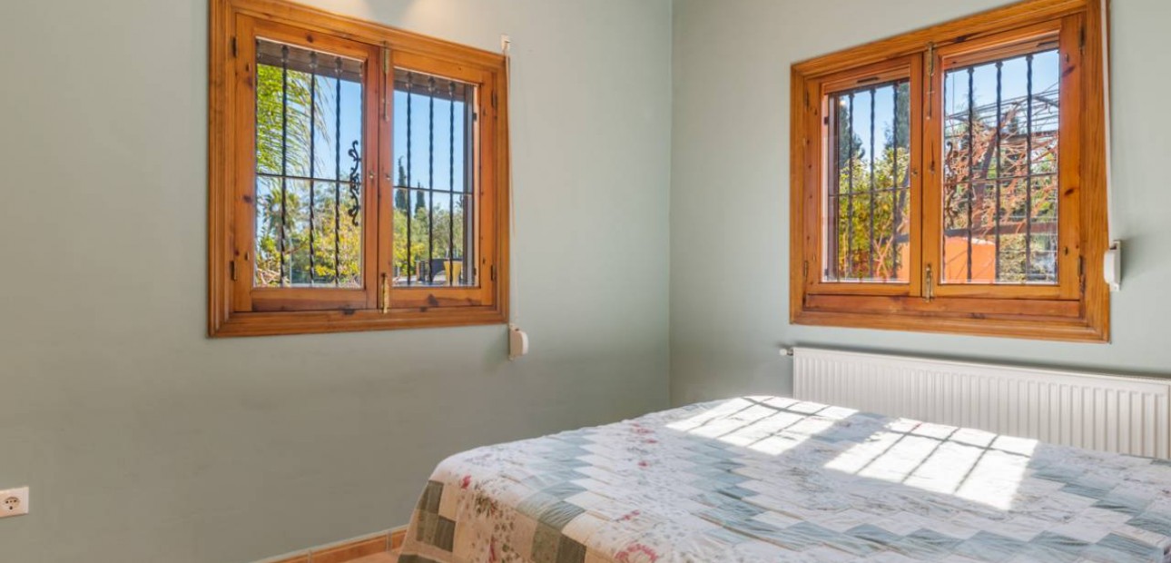 Herverkoop - Finca / Country Property -
Catral