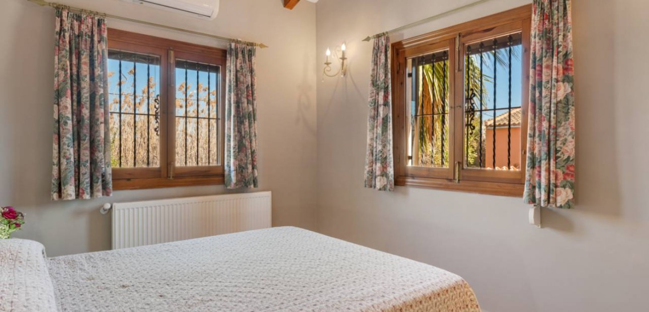 Herverkoop - Finca / Country Property -
Catral