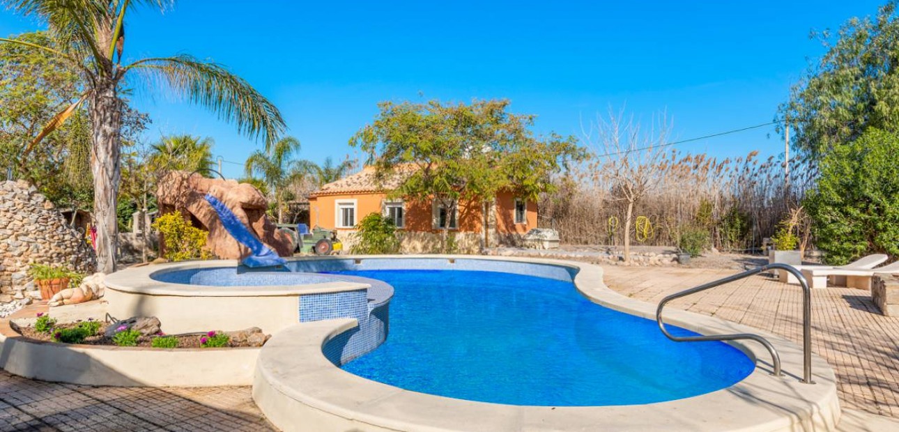 Herverkoop - Finca / Country Property -
Catral