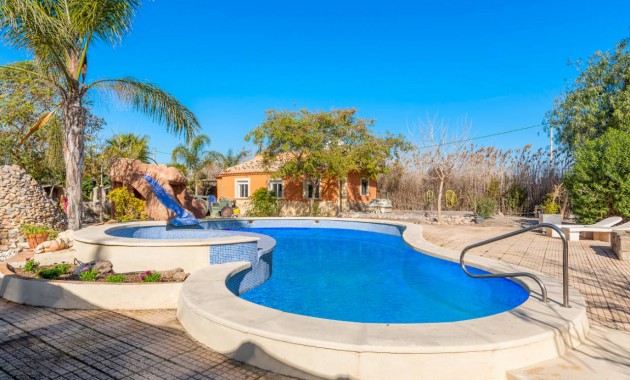 Herverkoop - Finca / Country Property -
Catral