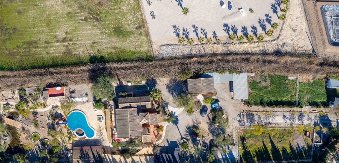 Herverkoop - Finca / Country Property -
Catral