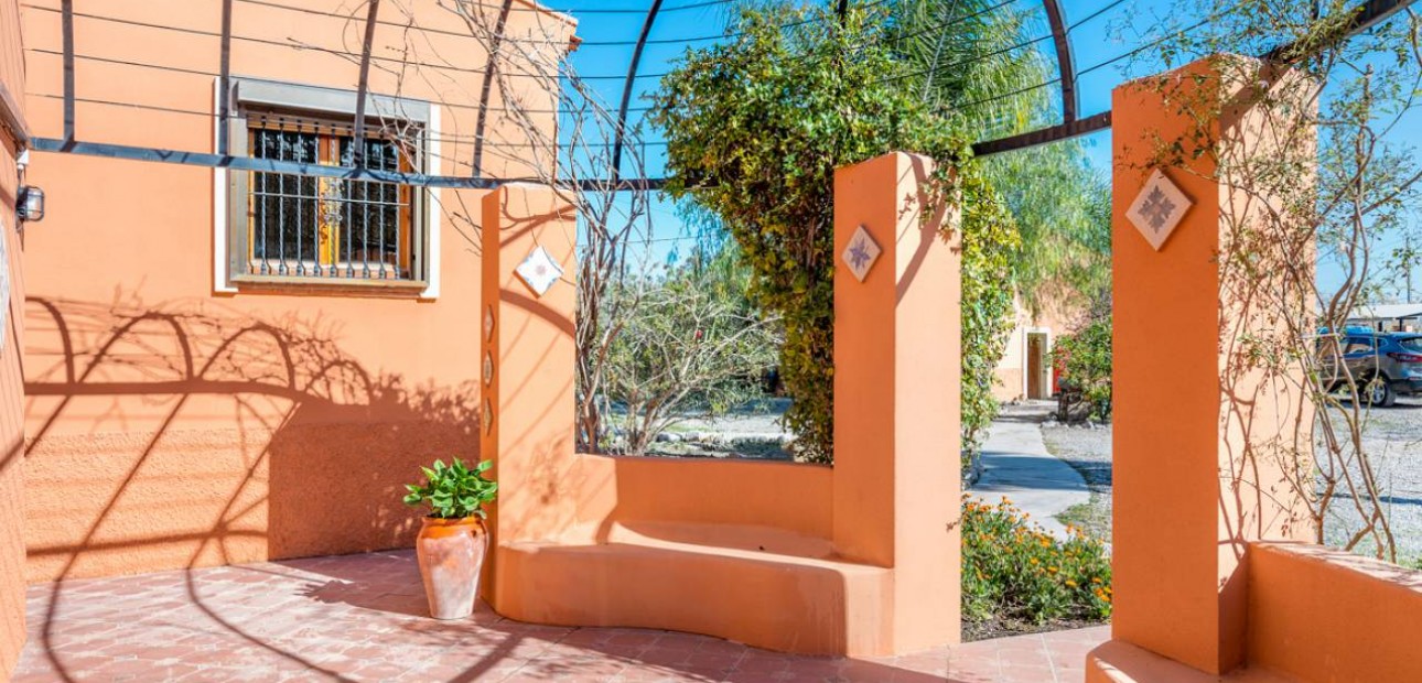 Herverkoop - Finca / Country Property -
Catral