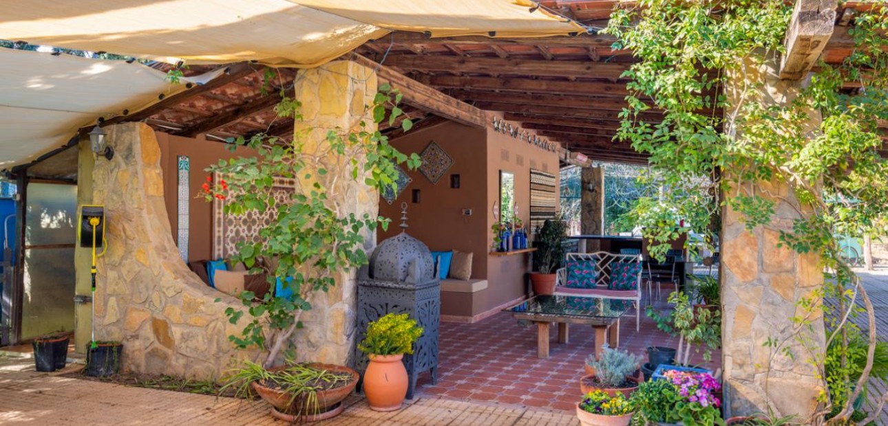 Herverkoop - Finca / Country Property -
Catral