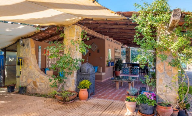 Herverkoop - Finca / Country Property -
Catral