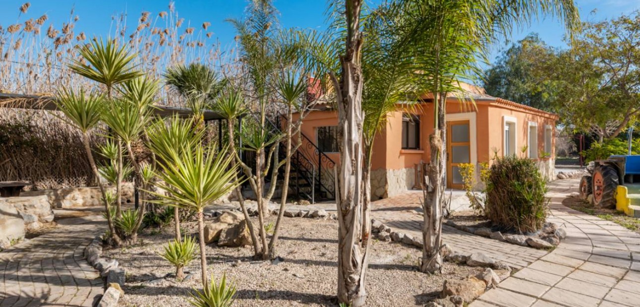 Herverkoop - Finca / Country Property -
Catral