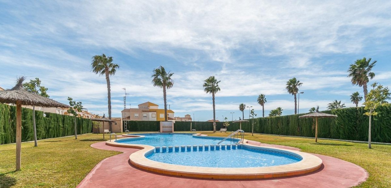 Venta - Terraced house -
Torrevieja - El limonar