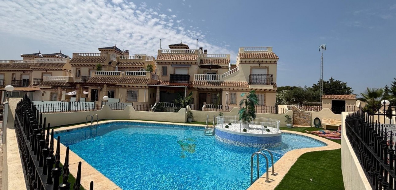 Venta - Terraced house -
Orihuela Costa - La Zenia