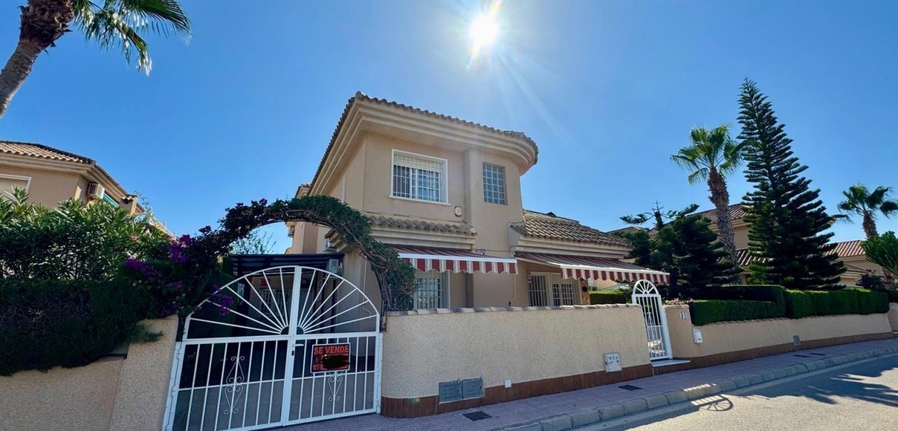 Sale - Villa -
Torrevieja - Punta prima
