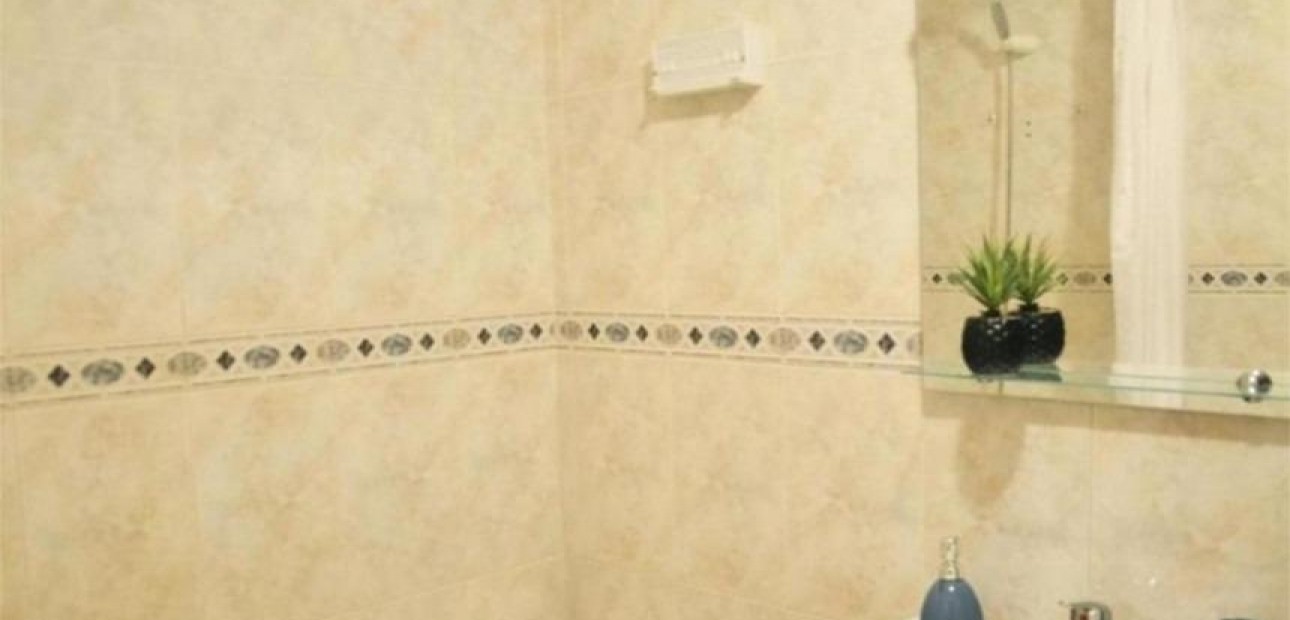 Herverkoop - Studio -
Torrevieja - Estacion de autobuses