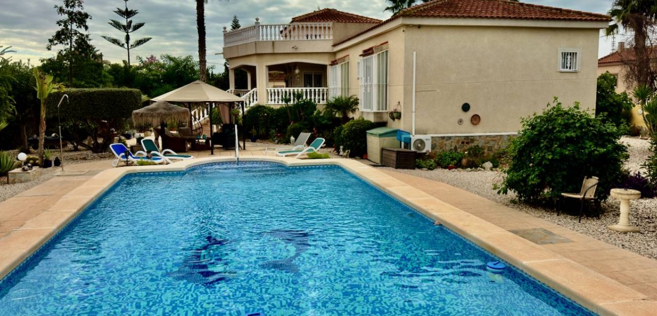 Herverkoop - Finca / Country Property -
Catral