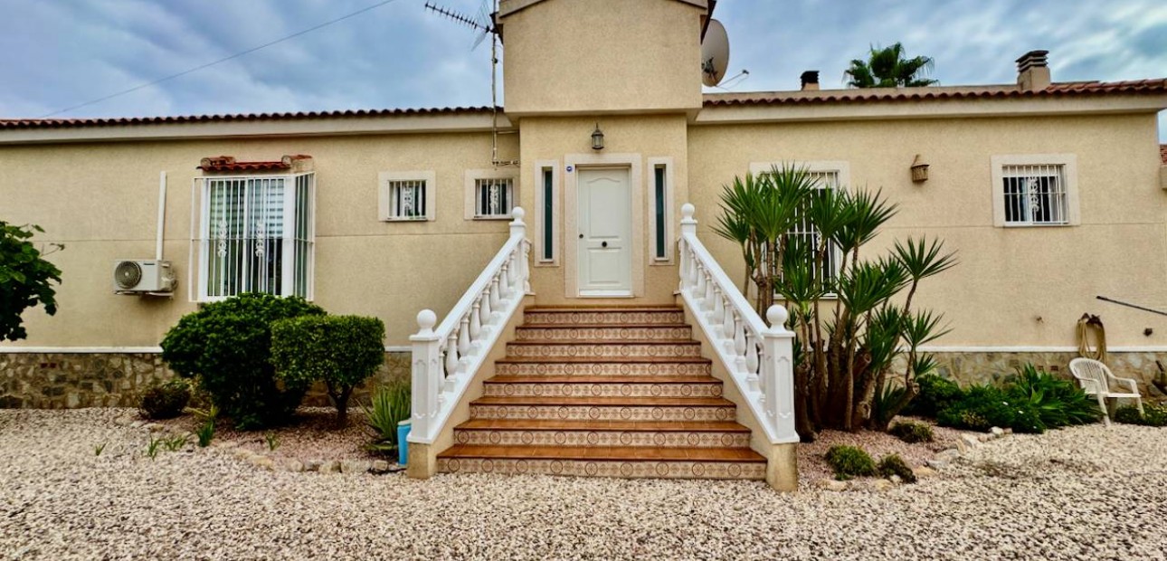 Herverkoop - Finca / Country Property -
Catral