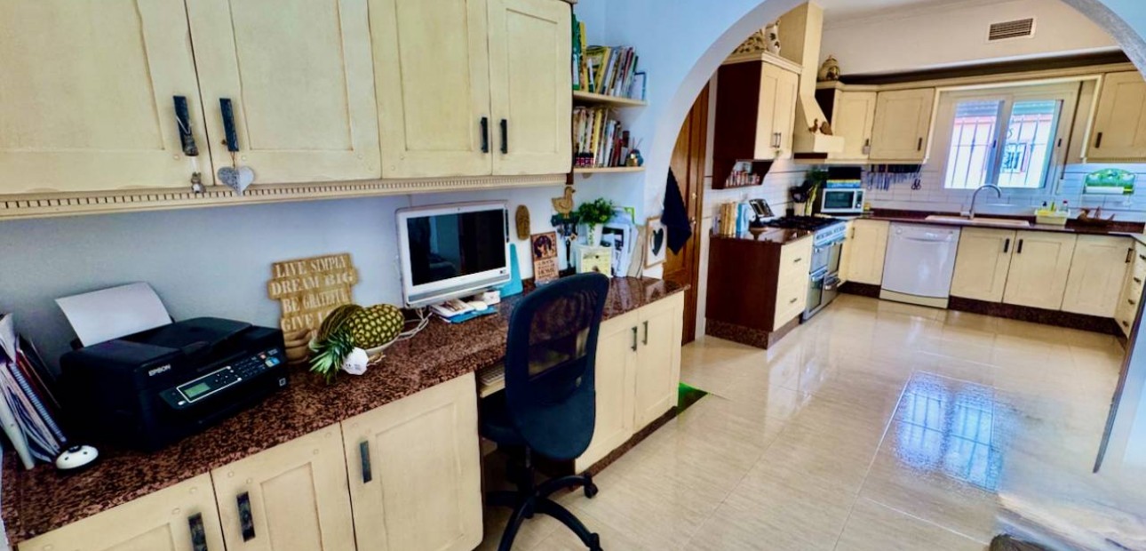 Herverkoop - Finca / Country Property -
Catral