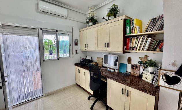 Herverkoop - Finca / Country Property -
Catral