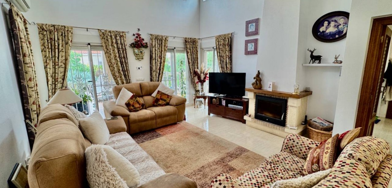 Herverkoop - Finca / Country Property -
Catral