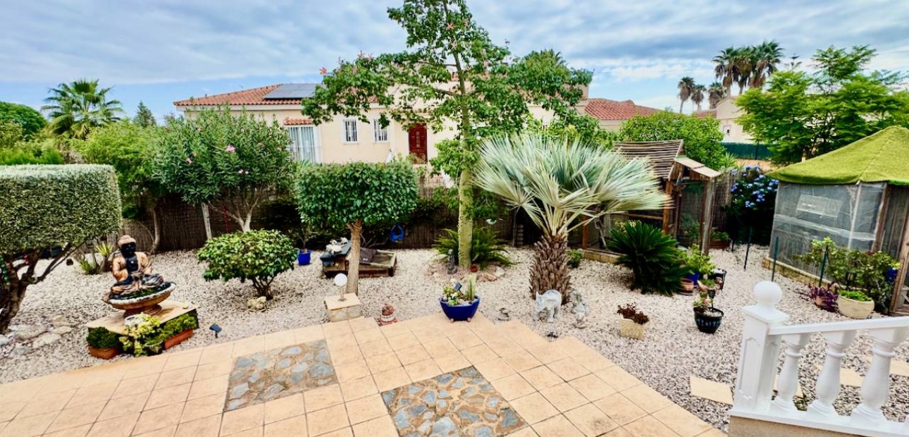 Herverkoop - Finca / Country Property -
Catral