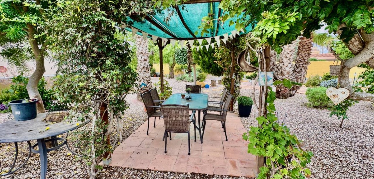 Herverkoop - Finca / Country Property -
Catral